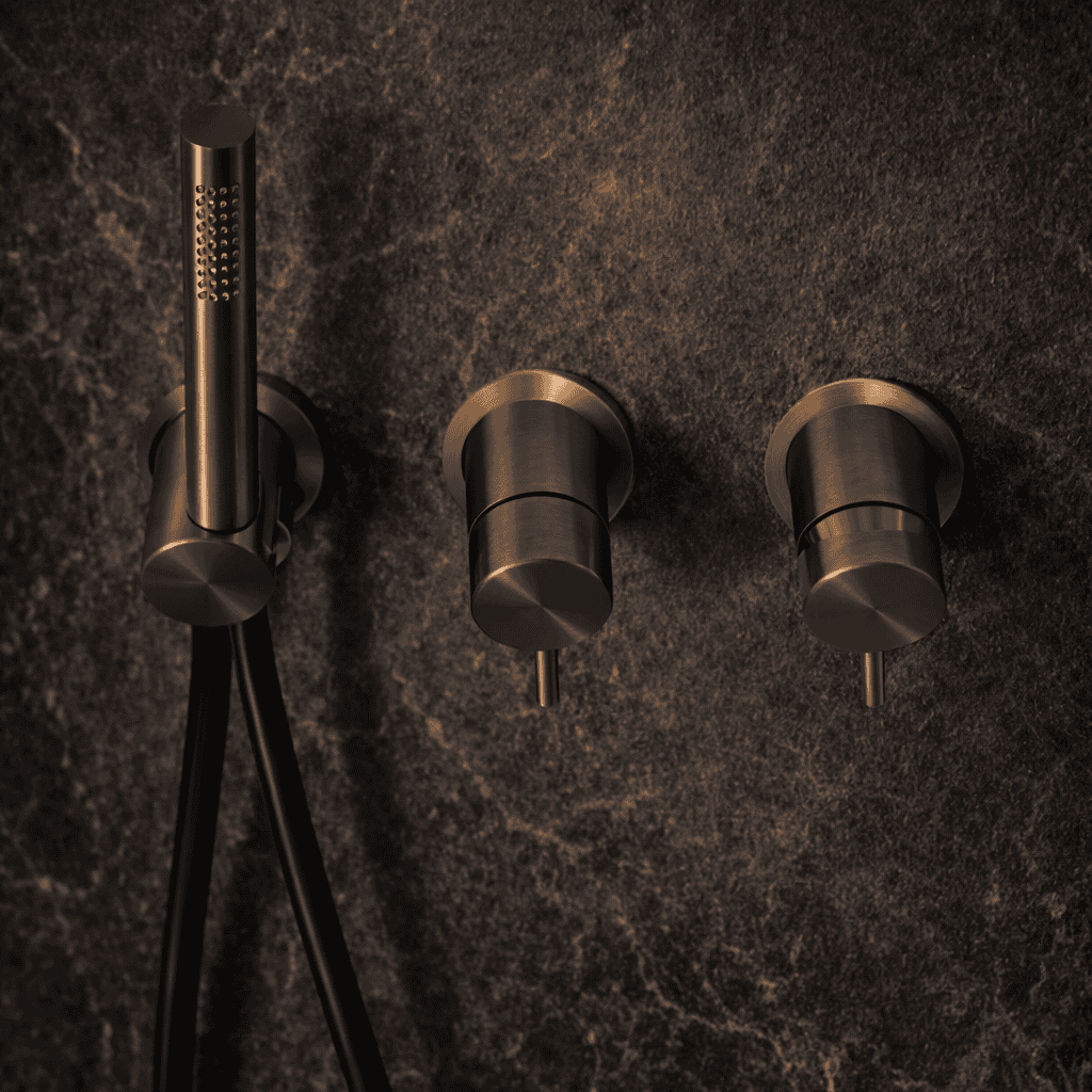 Moderne zwarte thermostatische douchekraan met drie bedieningsknoppen en handdouche, geschikt voor luxe badkamers, Vando badkameraccessoires, stijlvol en functioneel design.