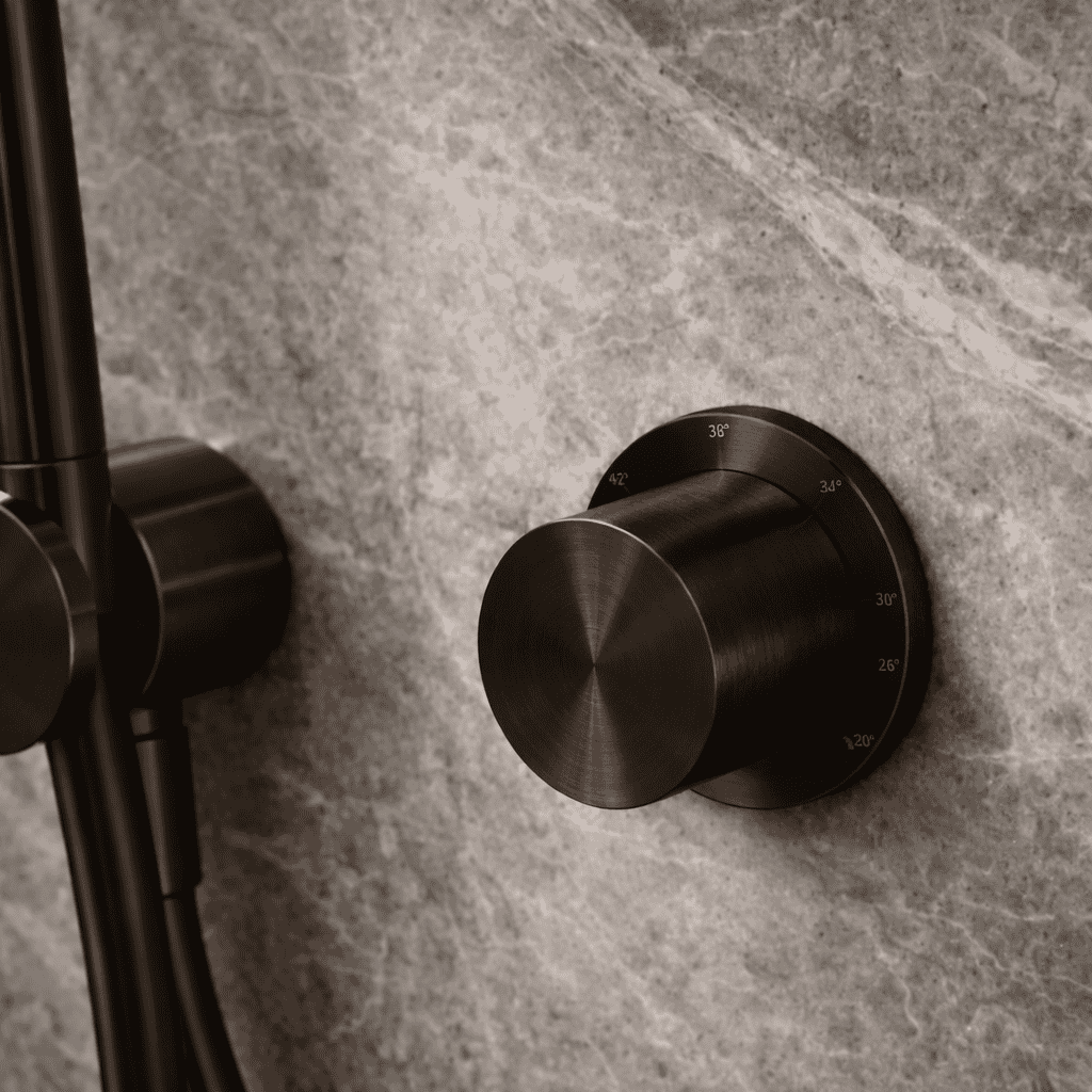 Moderne thermostaatknop op een badkamerwand, geschikt voor het regelen van de temperatuur in badkamers en douchekamers, met een strakke en minimalistische uitstraling.