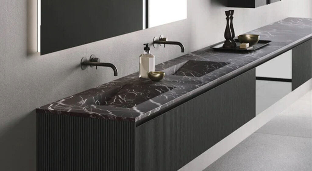 Zwarte badkamer wastafel met marmeren blad en dubbele kranen, modern en stijlvol design voor een luxe badkamerinterieur.