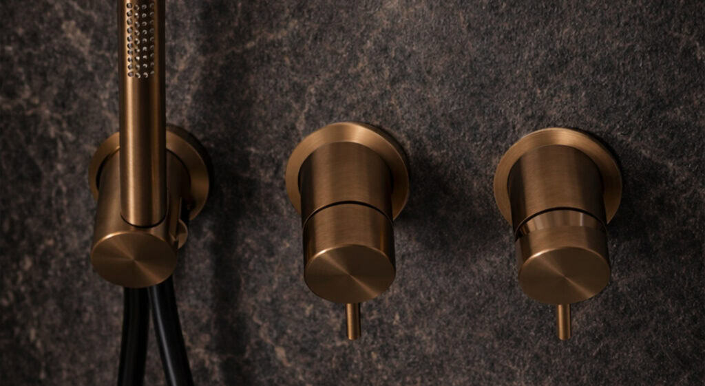 Luxe badkamerkraan en accessoires in mat brons, modern design, perfect voor een stijlvolle badkamer inrichting.
