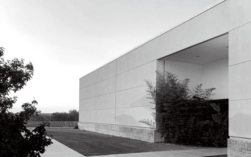 Moderne, strakke witte badkamer met minimalistisch ontwerp en natuurlijke elementen, perfect voor een eigentijdse woning.