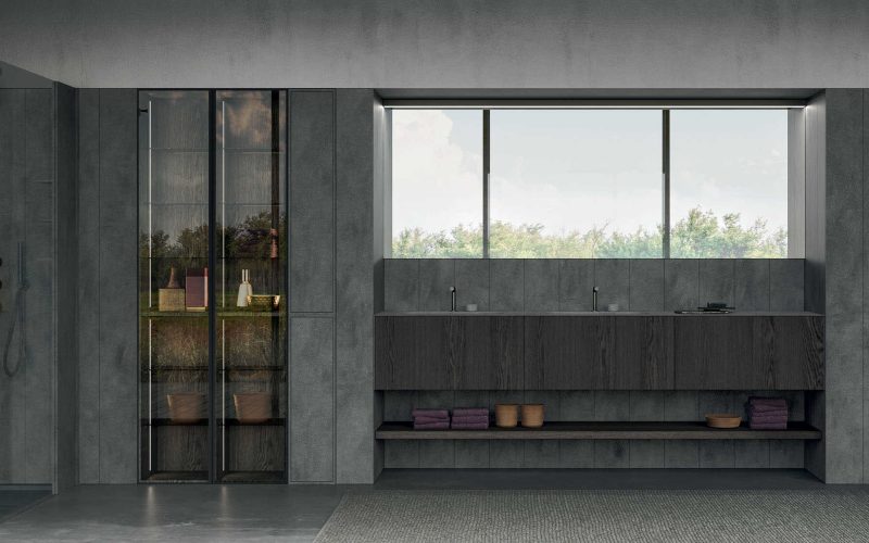 Moderne badkamer met grote ramen, strakke betonwanden en ingebouwde opbergruimte, perfect voor een stijlvolle en functionele badkamerinrichting.