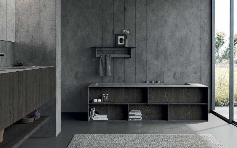 Moderne badkamer met strakke houten wandpanelen, open opbergkast en grote glazen schuifdeur, perfect voor een stijlvolle en functionele badkamerinrichting.