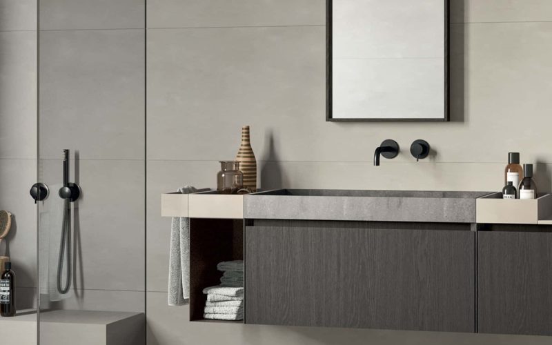 Moderne badkamer met wastafel en spiegel, strakke design en neutrale kleuren, perfect voor een stijlvolle en functionele badkamerruimte.