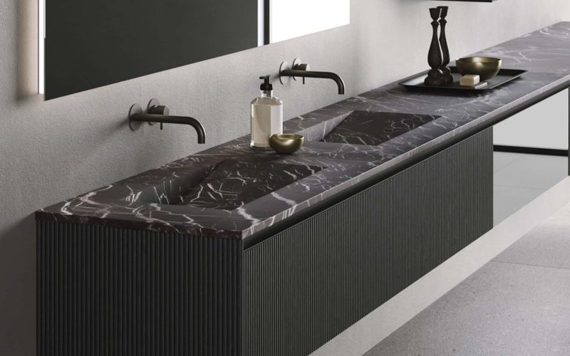 Moderne badkamer wastafel met zwart marmeren blad en dubbele kranen, stijlvolle en functionele badkamermeubel voor een luxe uitstraling.