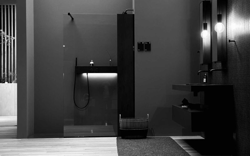 Moderne inloopdouche met strakke zwarte afwerking en minimalistisch design in een luxe badkamer. Perfect voor een stijlvolle en functionele badkamerupgrade.
